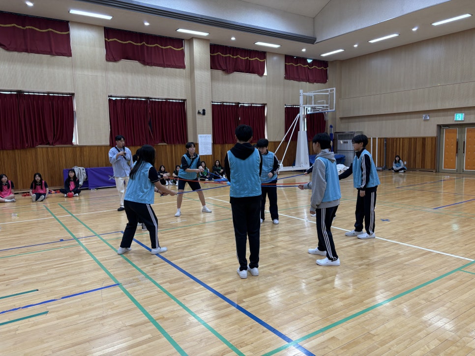 학생들이 협동바운스 도구로 공을 튕기는 모습