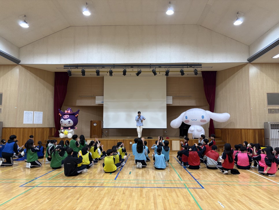 학교 체육관에서 진행되는 리더십 팀빌딩
